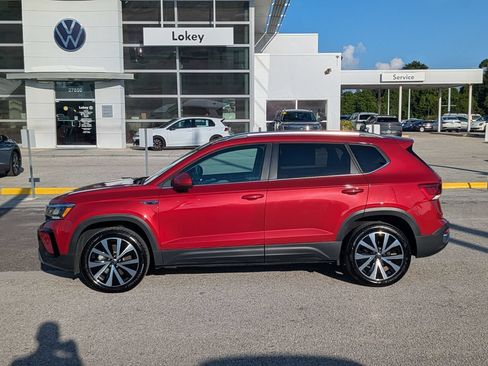 Certified 2023 Volkswagen Taos SE FWD image 3