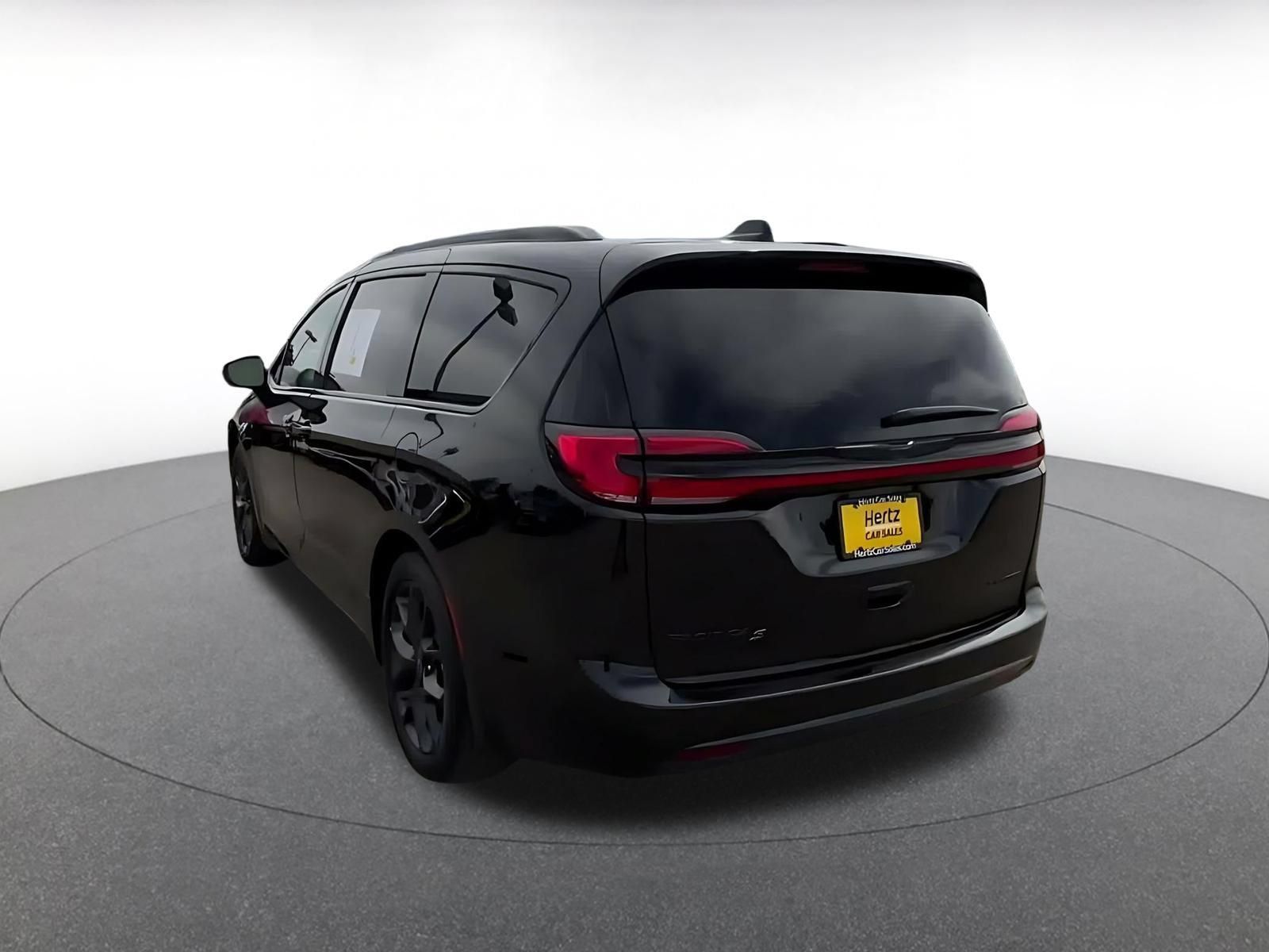 Used 2025 Chrysler Pacifica Limited FWD image 10