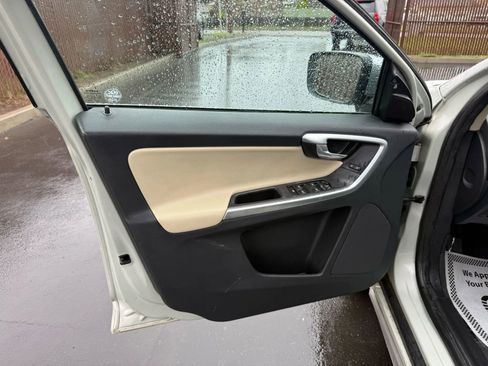 Used 2011 Volvo XC60 T6 R-Design w/ Convenience Pkg image 11