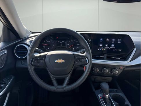 Used 2025 Chevrolet Trax LS w/ LS Convenience Package FWD image 23