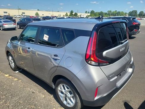 Used 2025 Kia Soul LX w/ LX Technology Package FWD image 2