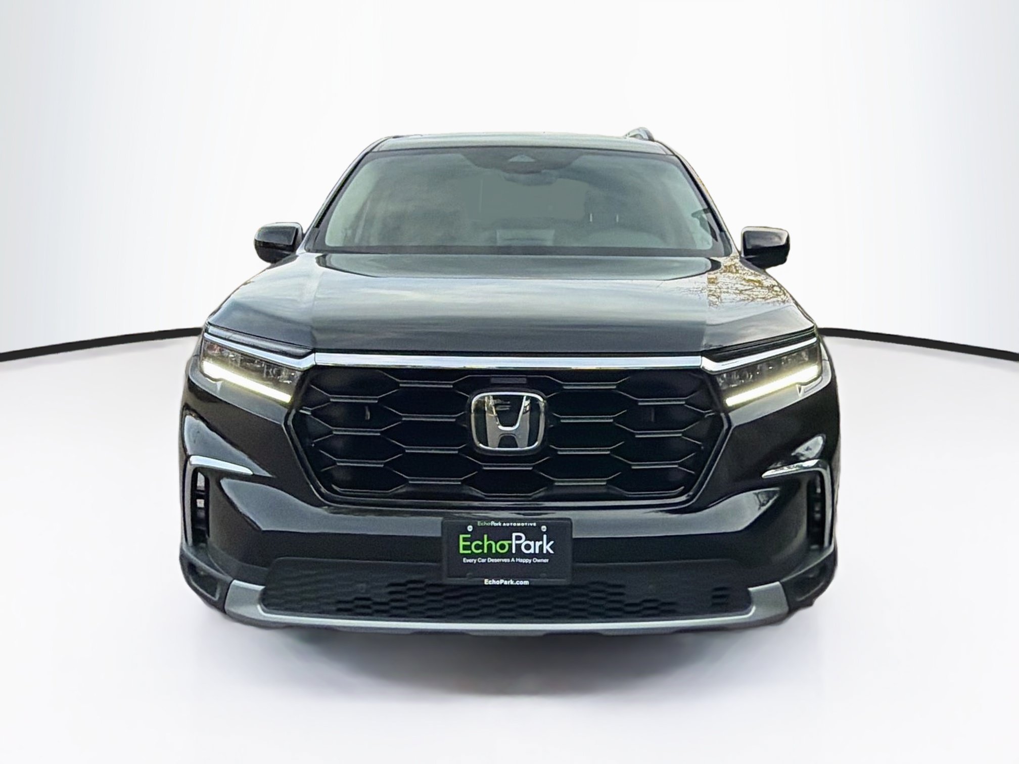 Used 2025 Honda Pilot Touring image 2