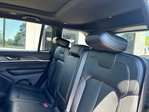Used 2024 Jeep Grand Cherokee Limited w/ Black Appearance Package AWD/4WD image 6