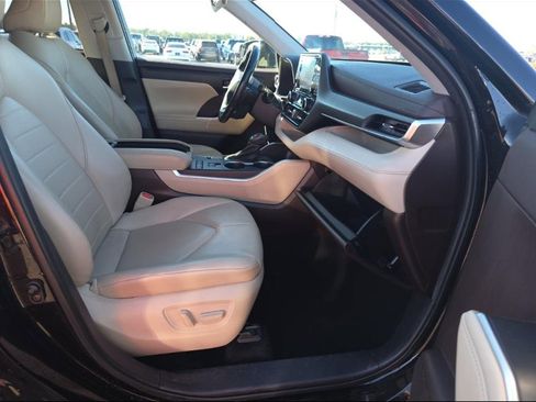 Used 2021 Toyota Highlander XLE image 15