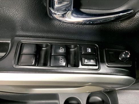 Used 2018 Nissan Titan SV w/ SV Convenience Package AWD/4WD image 36