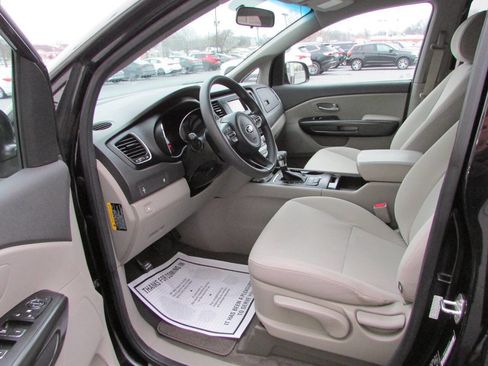 Used 2018 Kia Sedona L image 6