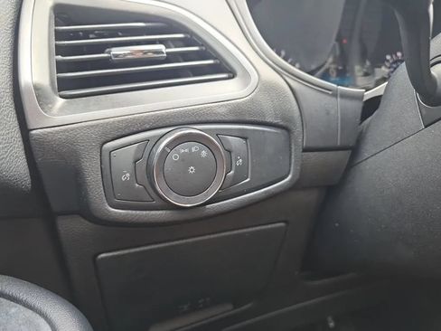 Used 2018 Ford Edge SE FWD image 20