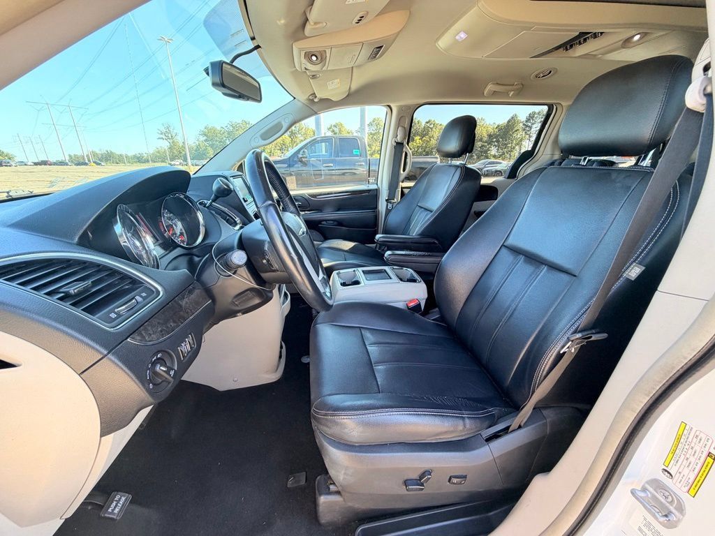 Used 2014 Chrysler Town & Country Touring FWD image 14