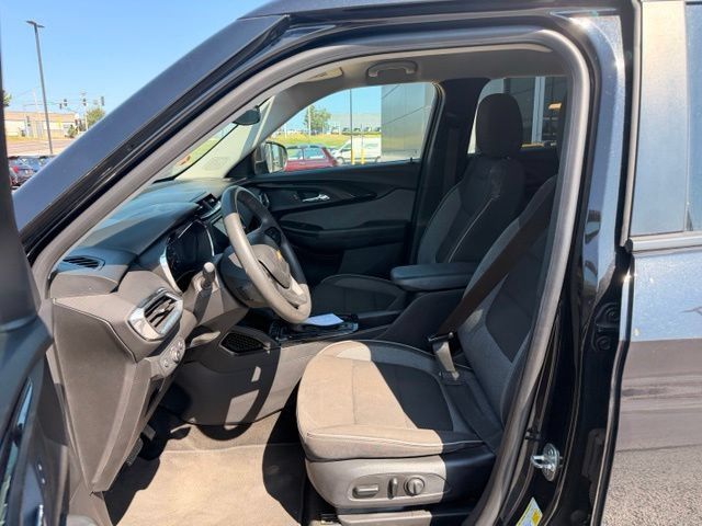 Used 2023 Chevrolet TrailBlazer LT AWD/4WD image 2