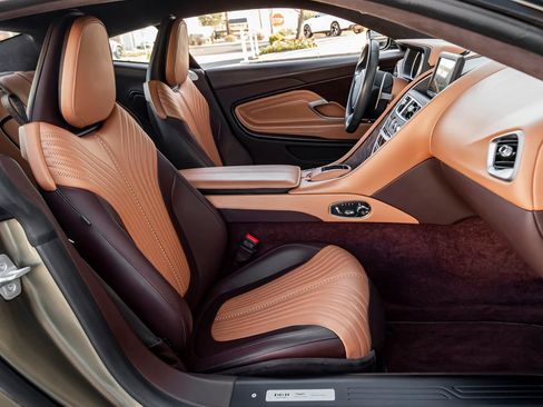 Used 2017 Aston Martin DB11 V12 RWD image 28