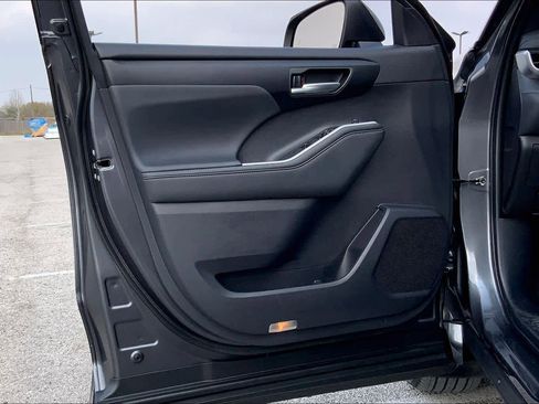Certified 2025 Toyota Highlander XSE image 21