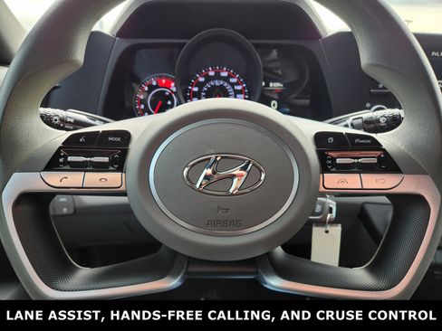 Used 2022 Hyundai Elantra SE image 2