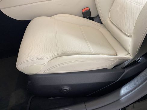 Used 2025 Mercedes-Benz C 300 4MATIC Sedan image 12