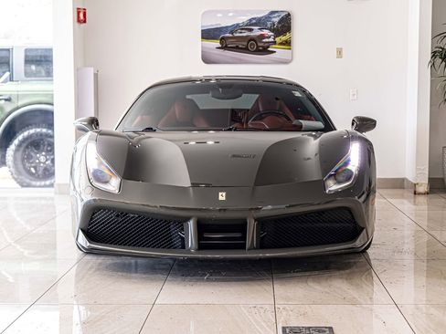 Used 2018 Ferrari 488 GTB Base image 2