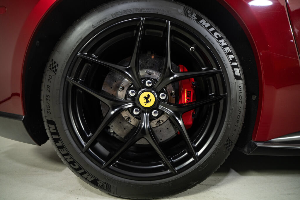 Used 2015 Ferrari F12 Berlinetta RWD image 22