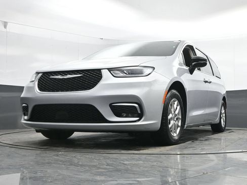 Used 2024 Chrysler Pacifica Touring-L FWD image 26