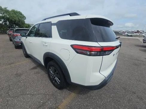 Used 2022 Nissan Pathfinder SV w/ SV Premium Package image 2