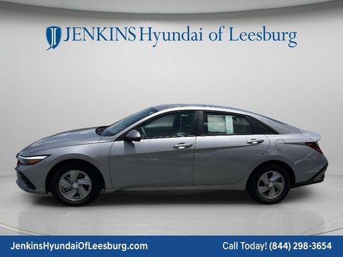 New 2025 Hyundai Elantra SE FWD image 9