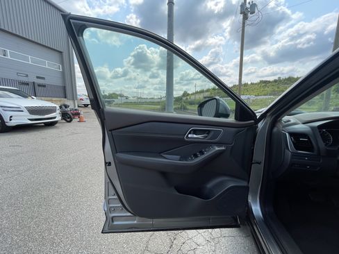Used 2021 Nissan Rogue SV w/ Premium Package AWD/4WD image 11