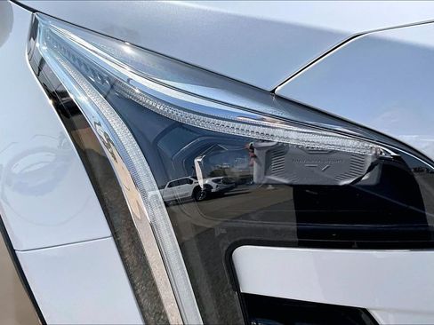 Used 2023 Cadillac XT4 Premium Luxury w/ Technology Package FWD image 31