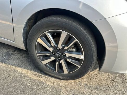 Used 2025 Nissan Versa SV FWD image 3