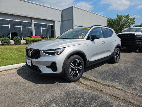 Used 2024 Volvo XC40 B5 Core AWD/4WD image 3