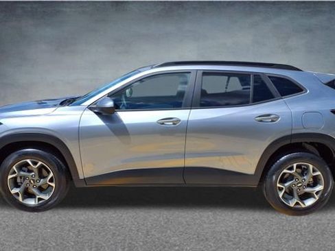 Used 2024 Chevrolet Trax LT w/ Driver Confidence Package FWD image 2
