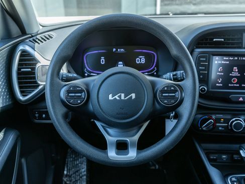 Used 2025 Kia Soul LX w/ LX Technology Package FWD image 26