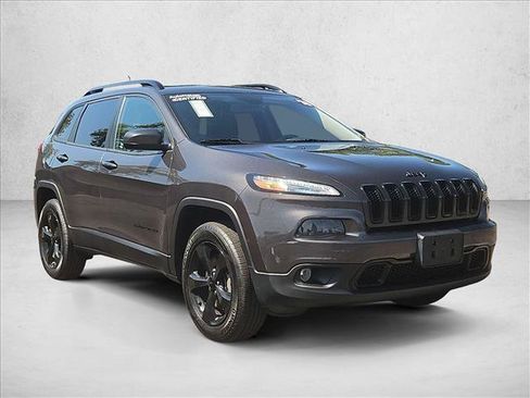 Used 2018 Jeep Cherokee Latitude w/ Altitude Package AWD/4WD image 3