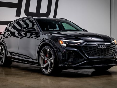 Used 2024 Audi Q8 e-tron Prestige image 27