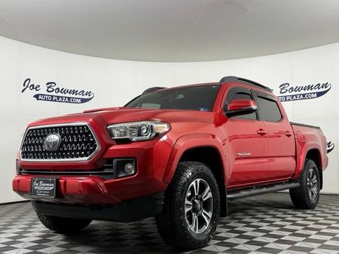 Used 2018 Toyota Tacoma TRD Sport AWD/4WD image 3