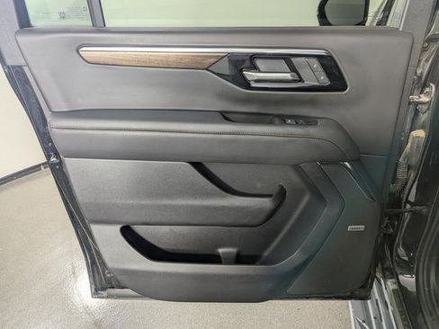 Used 2025 Chevrolet Suburban High Country image 15