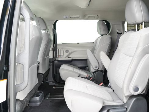 Used 2024 Toyota Sienna LE AWD/4WD image 15