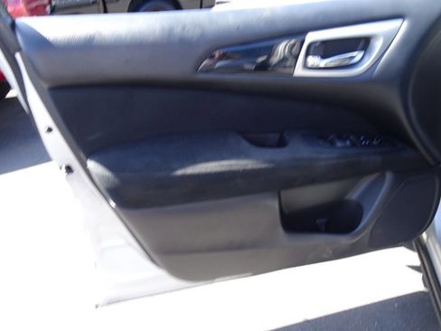 Used 2014 Nissan Pathfinder SV image 21