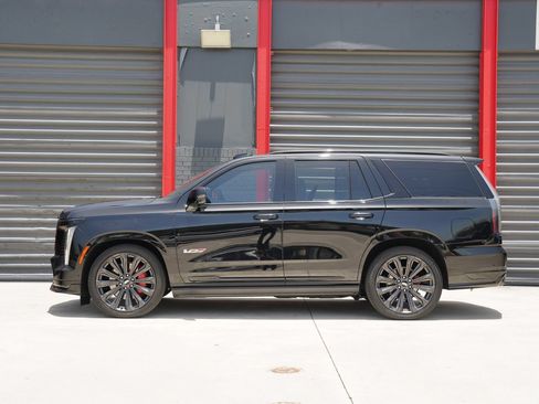 Used 2025 Cadillac Escalade V AWD/4WD image 8
