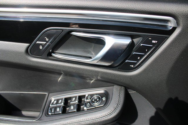 Used 2017 Porsche Macan S AWD/4WD image 33