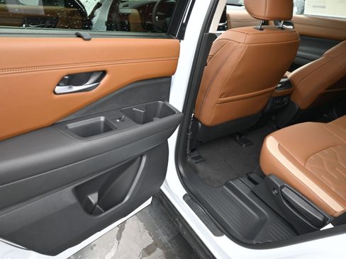 New 2026 Nissan Pathfinder Platinum AWD/4WD image 17