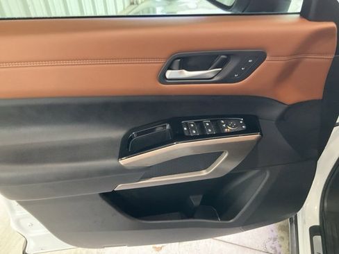 Used 2025 Nissan Pathfinder Platinum w/ Cargo Package image 5