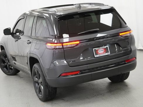 Certified 2023 Jeep Grand Cherokee Limited w/ Black Appearance Package image 12