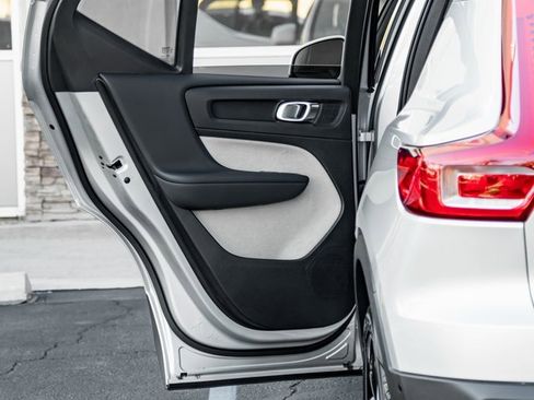 Used 2019 Volvo XC40 T5 Inscription image 19