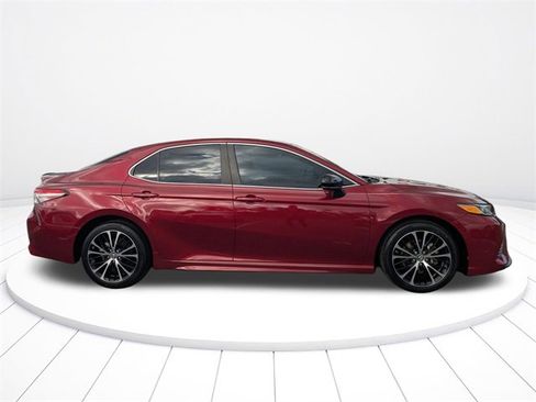 Used 2018 Toyota Camry SE image 2