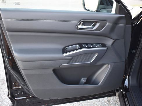 New 2026 Nissan Pathfinder SL image 18