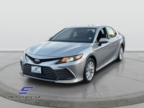 Used 2023 Toyota Camry LE image 3