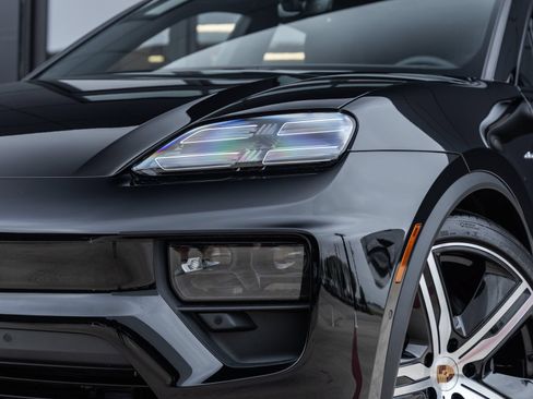 Certified 2025 Porsche Macan Electric RWD image 17