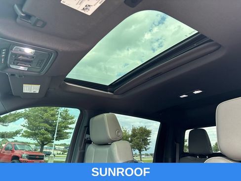 Used 2024 Chevrolet Silverado 2500 ZR2 w/ Technology Package AWD/4WD image 2