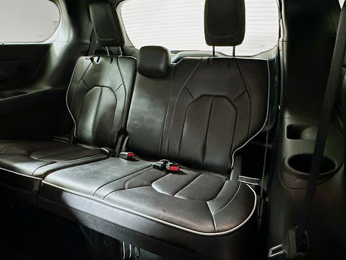Used 2025 Chrysler Pacifica Limited image 27