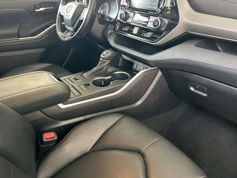 Used 2022 Toyota Highlander XLE image 17