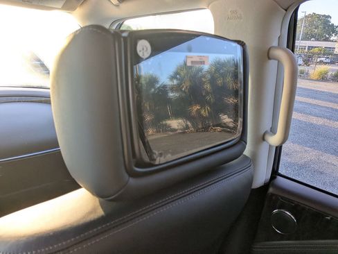 Used 2022 Nissan Armada Platinum w/ Captain's Chairs Package RWD image 16