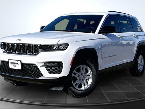 New 2025 Jeep Grand Cherokee Laredo image 2