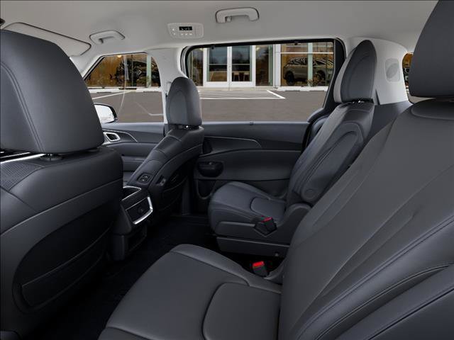Used 2027 Kia Carnival EX FWD image 18